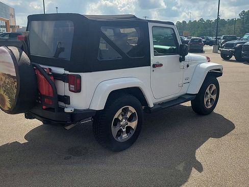Used 2018 Jeep Wrangler Sahara w/ Connectivity Group AWD/4WD image 18
