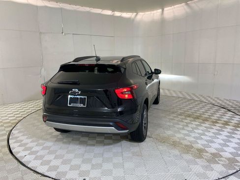 Used 2024 Chevrolet Trax LT w/ Driver Confidence Package FWD image 3