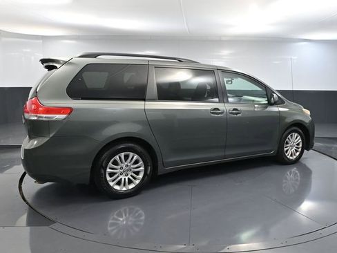 Used 2014 Toyota Sienna XLE image 4