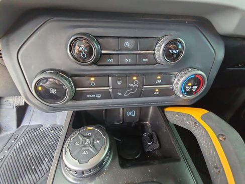 Used 2022 Ford Bronco Badlands image 16