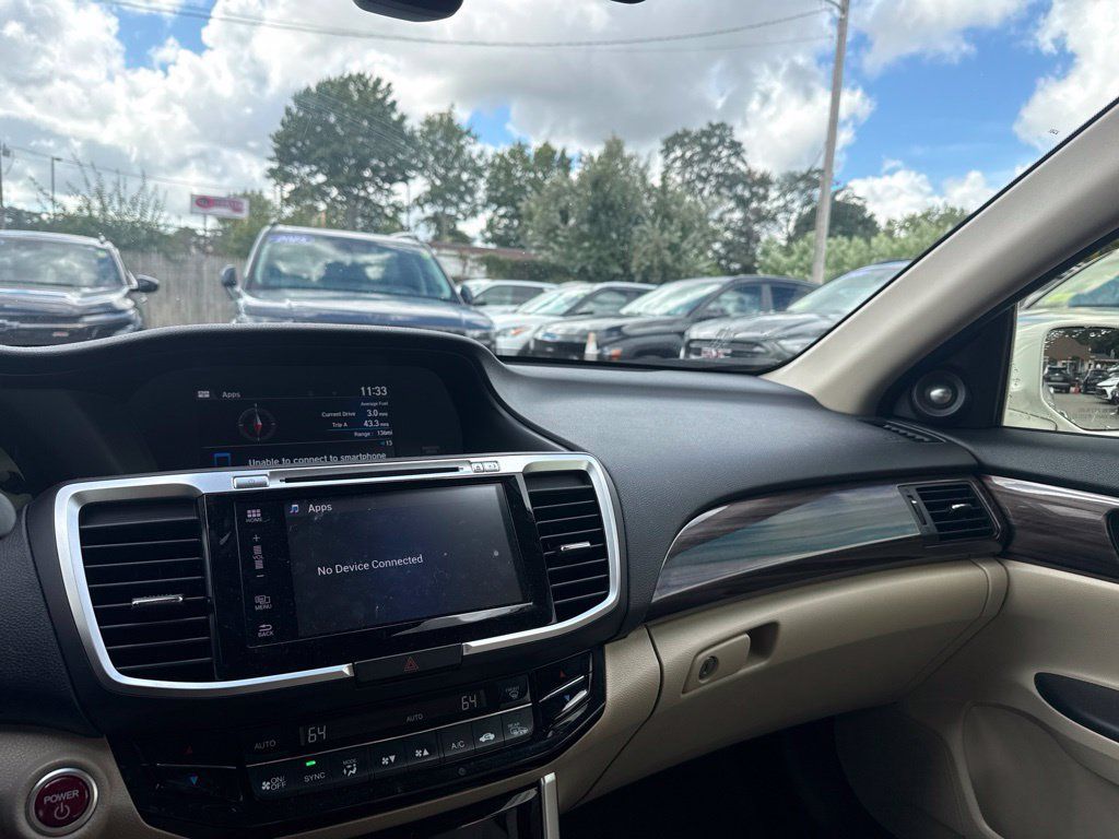 Used 2017 Honda Accord Touring image 10