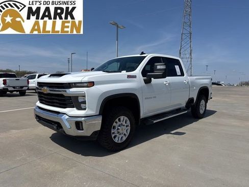 Used 2024 Chevrolet Silverado 2500 LT image 2