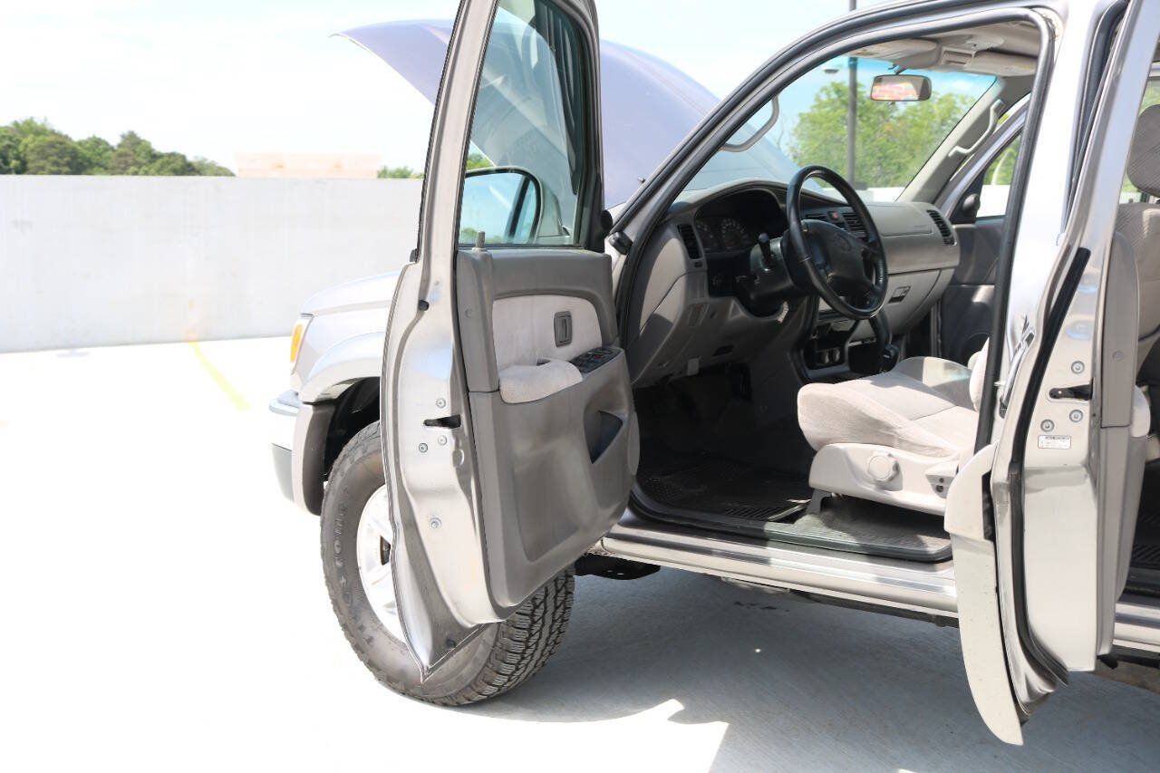 Used 2002 Toyota 4Runner SR5 AWD/4WD image 73