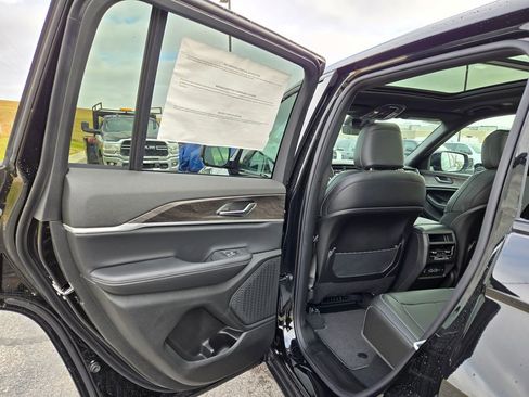 New 2025 Jeep Grand Cherokee Limited image 27