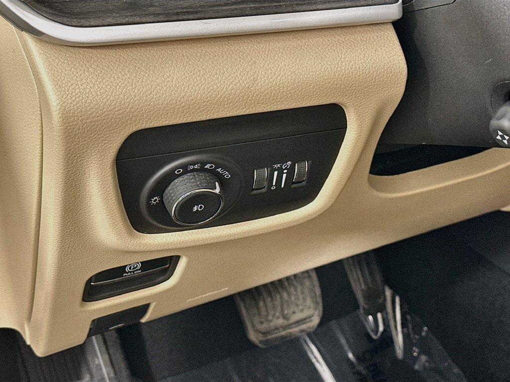 Certified 2024 Jeep Grand Cherokee Limited w/ Luxury Tech Group II AWD/4WD image 18