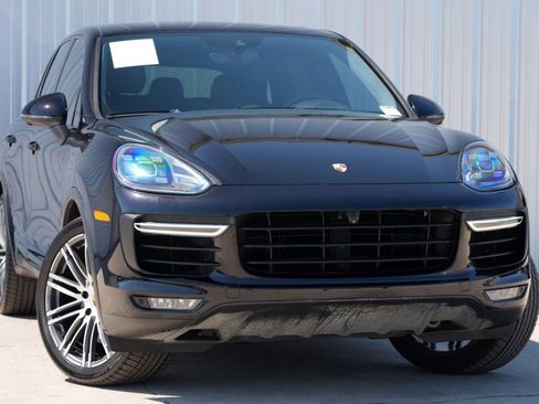 Used 2017 Porsche Cayenne Turbo image 2