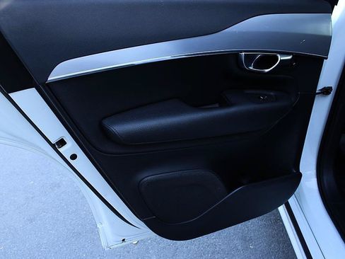 Used 2018 Volvo XC90 T5 Momentum w/ Convenience Package FWD image 17