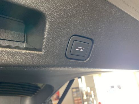 Used 2025 Chevrolet Traverse LT image 8