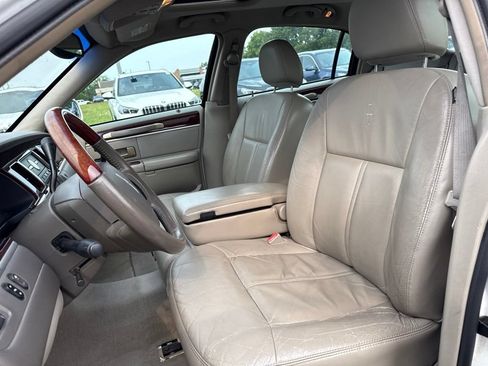 Used 2005 Lincoln Town Car Signature Limited RWD image 9