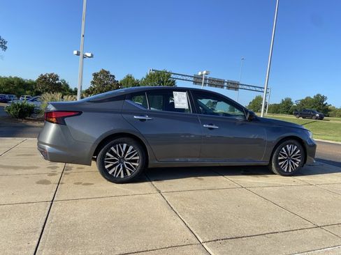 Used 2025 Nissan Altima 2.5 SV FWD image 12