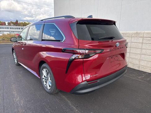 Certified 2025 Toyota Sienna XLE image 3