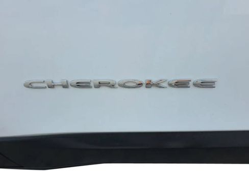 Used 2016 Jeep Cherokee Sport FWD image 9