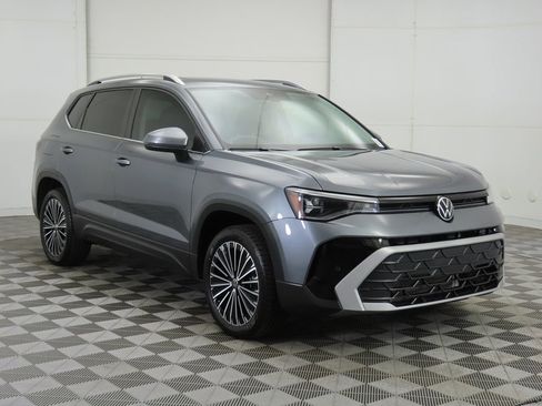 Used 2025 Volkswagen Taos SE w/ Panoramic Sunroof Package FWD image 3