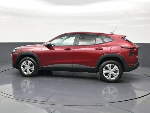 Used 2025 Chevrolet Trax LS FWD image 2