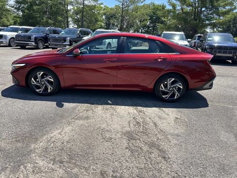 Certified 2025 Hyundai Elantra Limited w/ Cargo Package FWD image 4