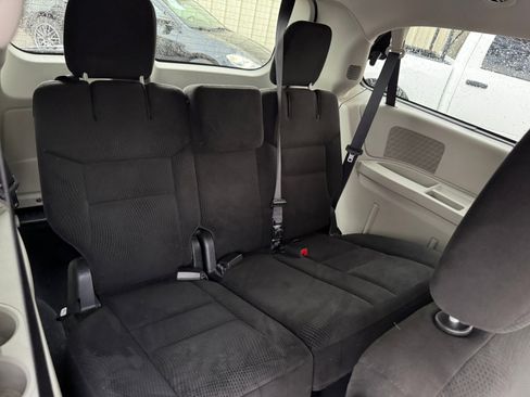 Used 2017 Dodge Grand Caravan SE w/ UConnect Hands-Free Group image 9
