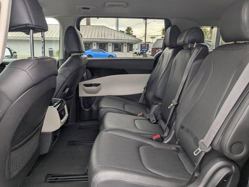 Used 2022 Kia Carnival EX image 15