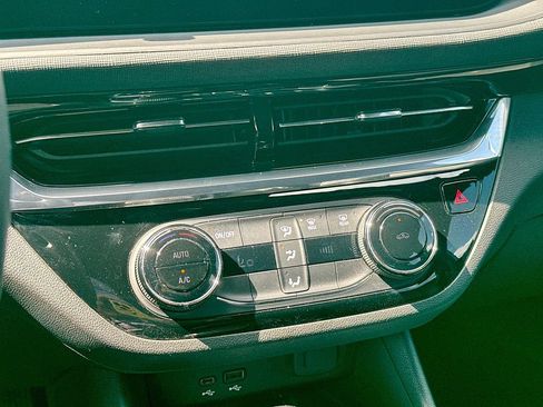 Used 2025 Buick Envista Sport Touring w/ Convenience II Package image 17