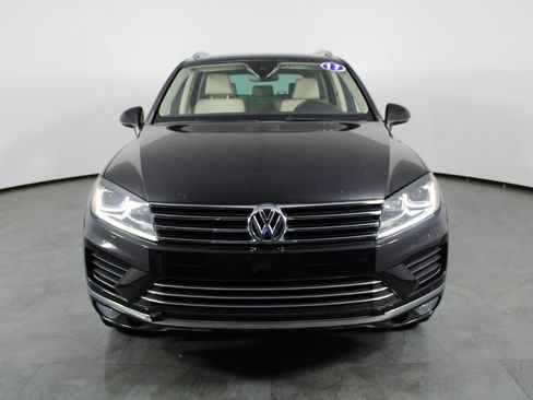 Used 2017 Volkswagen Touareg Sport AWD/4WD image 12