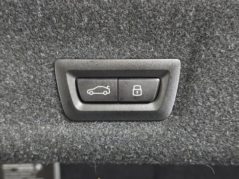 Used 2025 BMW 330i xDrive Sedan w/ Premium Package image 9