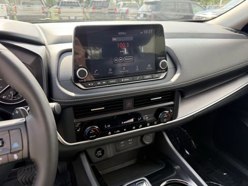 Used 2025 Nissan Rogue SV w/ SV Premium Package image 19