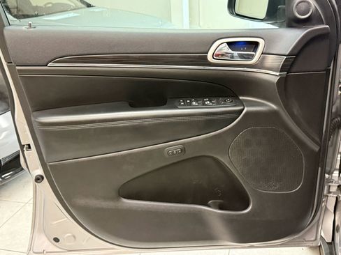 Used 2020 Jeep Grand Cherokee Limited image 17