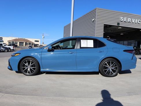 Used 2023 Toyota Camry SE image 2