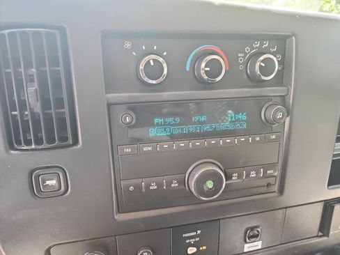 Used 2016 Chevrolet Express 2500 RWD image 25