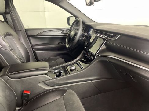 Used 2024 Jeep Grand Cherokee L Laredo image 14