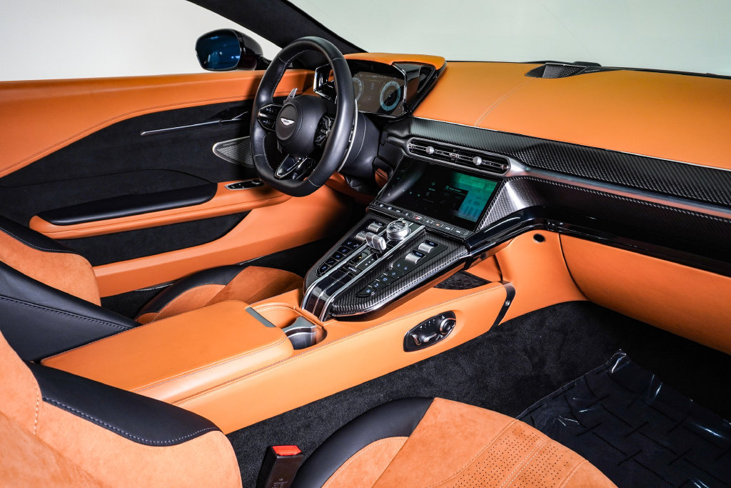 Used 2025 Aston Martin V8 Vantage Coupe RWD image 17