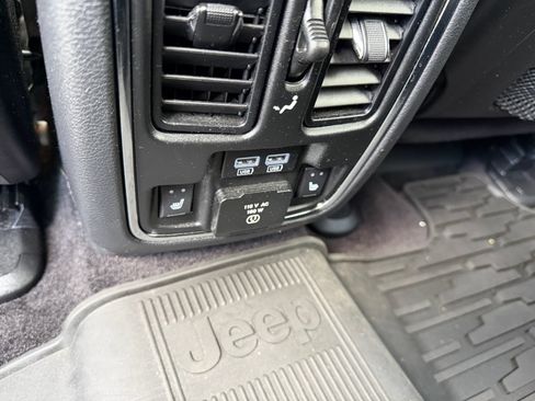 Used 2017 Jeep Grand Cherokee Trailhawk w/ Trailhawk Luxury Group AWD/4WD image 29