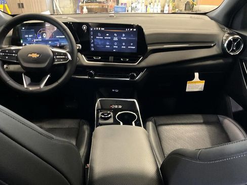 New 2026 Chevrolet Equinox LT w/ Convenience Package II AWD/4WD image 3