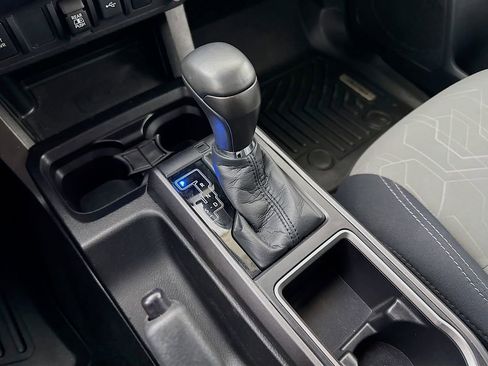 Certified 2021 Toyota Tacoma TRD Off-Road AWD/4WD image 19