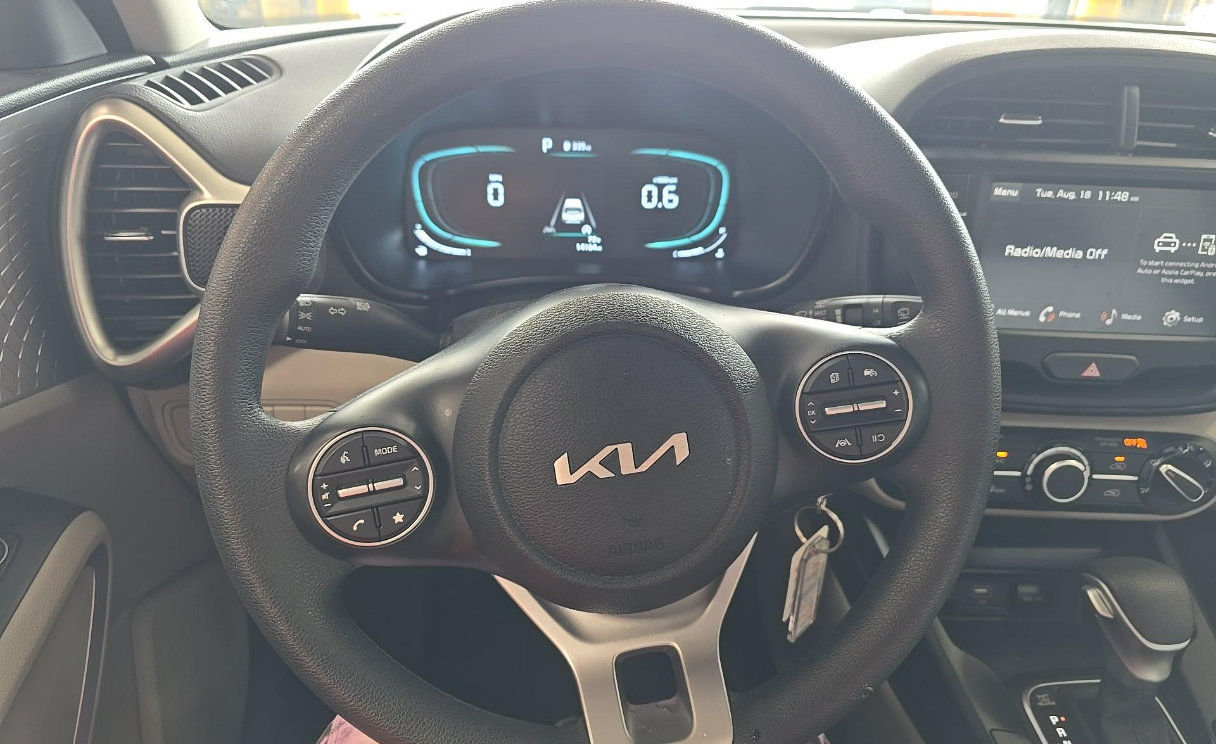 Certified 2025 Kia Soul LX w/ LX Technology Package FWD image 11