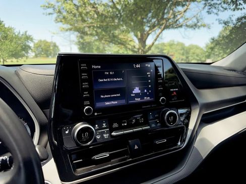Used 2021 Toyota Highlander XLE AWD/4WD image 18