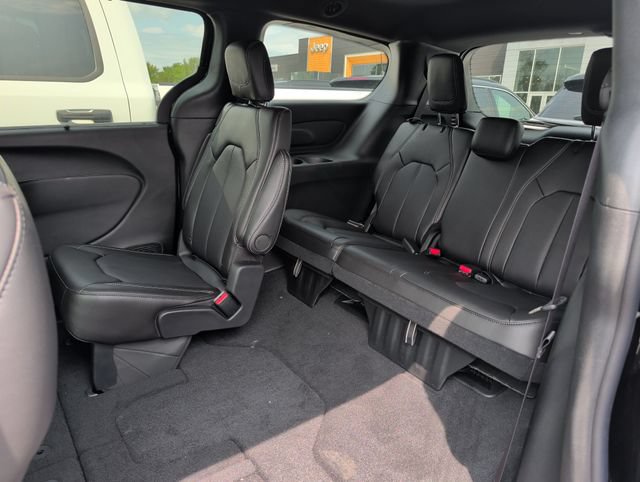 New 2027 Chrysler Pacifica Select FWD image 5