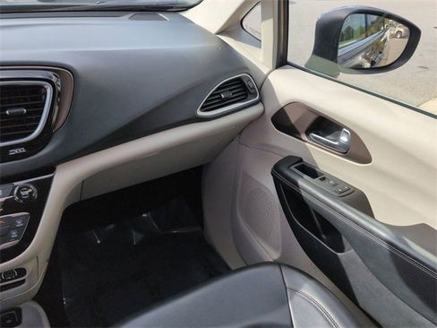 Certified 2021 Chrysler Voyager Lxi image 16