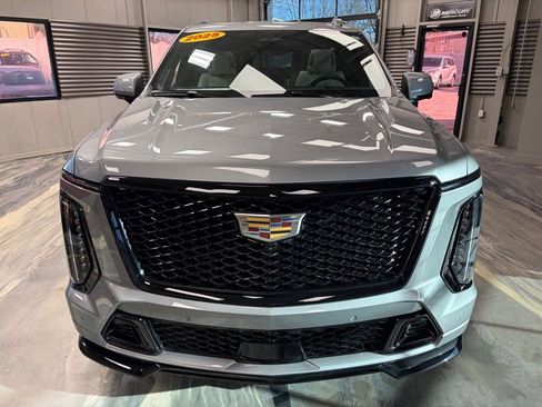 Used 2025 Cadillac Escalade ESV V image 52