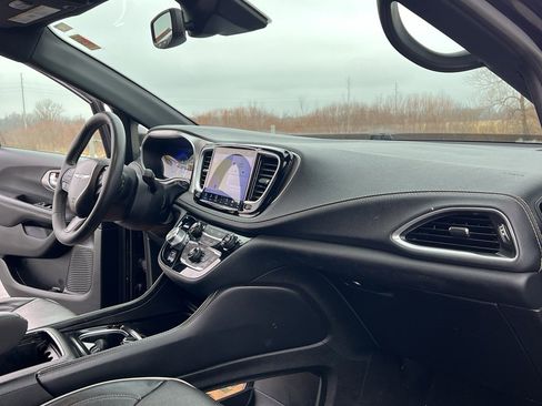 Used 2023 Chrysler Pacifica Limited w/ S Appearance Package image 29