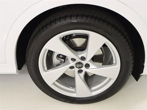 New 2025 Audi Q5 Prestige image 9