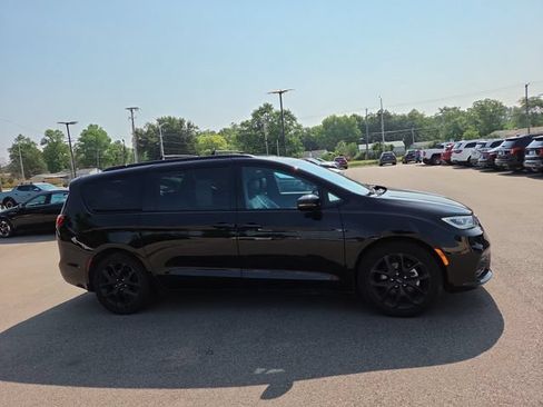 Used 2025 Chrysler Pacifica Limited FWD image 5
