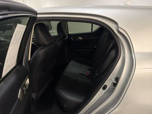 Used 2015 Lexus CT 200h w/ Navigation Package FWD image 10
