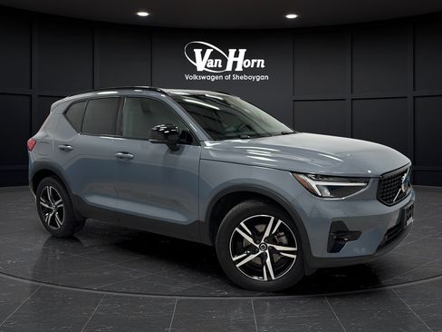 Used 2023 Volvo XC40 B5 Plus AWD/4WD image 1