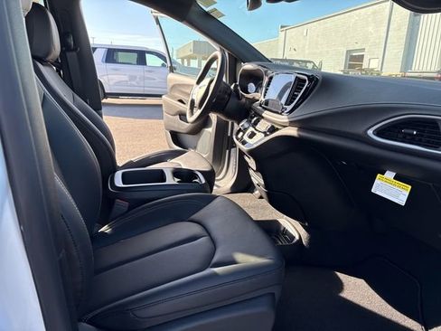 New 2026 Chrysler Pacifica Select image 29