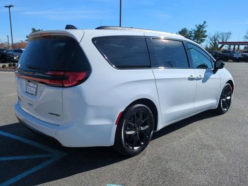 New 2026 Chrysler Pacifica Limited w/ S Appearance Package image 4