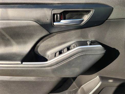 Used 2022 Toyota Highlander XLE image 23