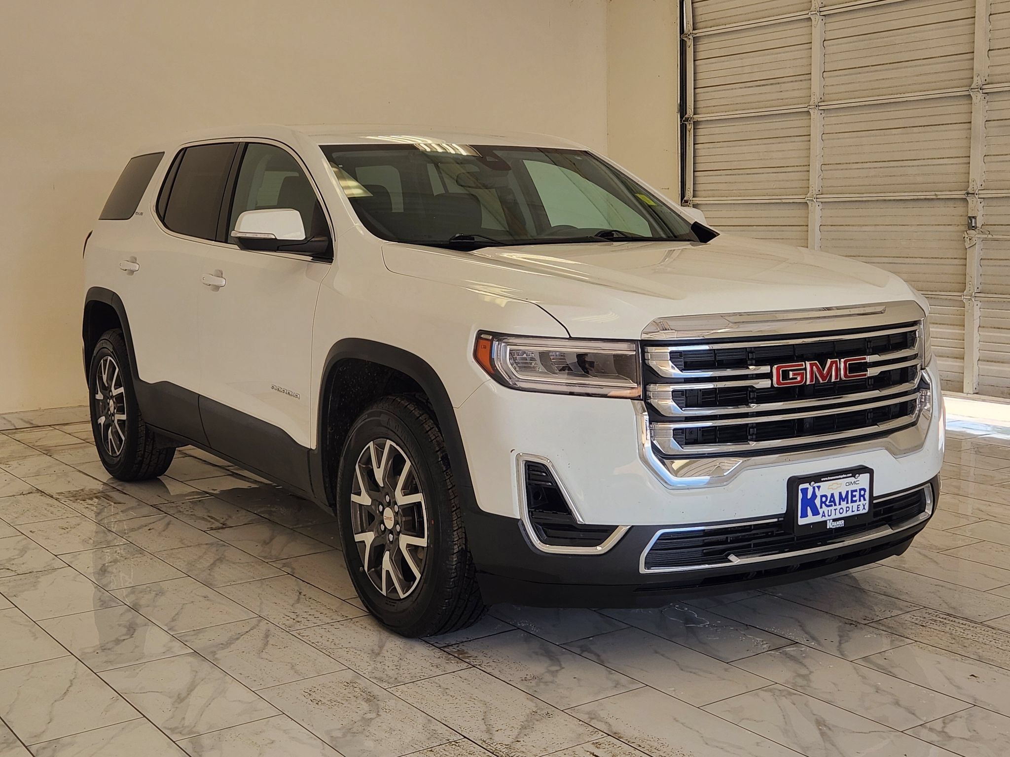 Used 2023 GMC Acadia SLE FWD image 3