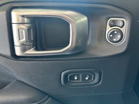 Used 2019 Jeep Wrangler Unlimited Sahara image 10