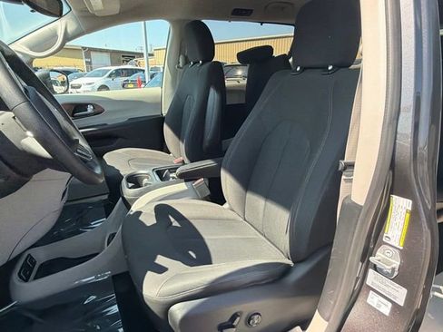 Used 2018 Chrysler Pacifica Touring Plus w/ Tire & Wheel Group FWD image 18