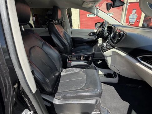 Used 2018 Chrysler Pacifica Touring-L FWD image 32